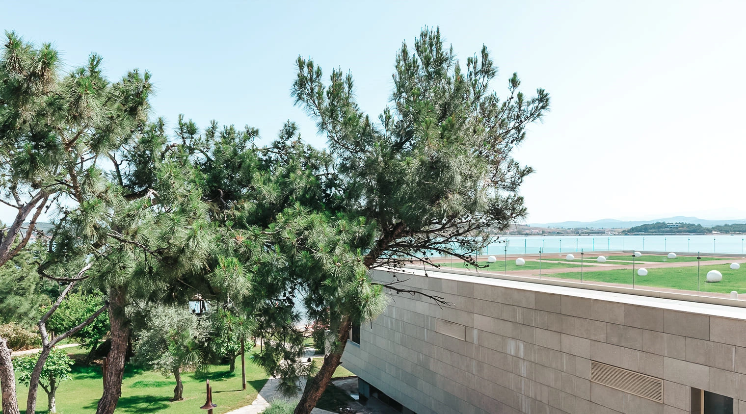 D Resort Ayvalık Deluxe Oda detaylı iç mekân görünümü